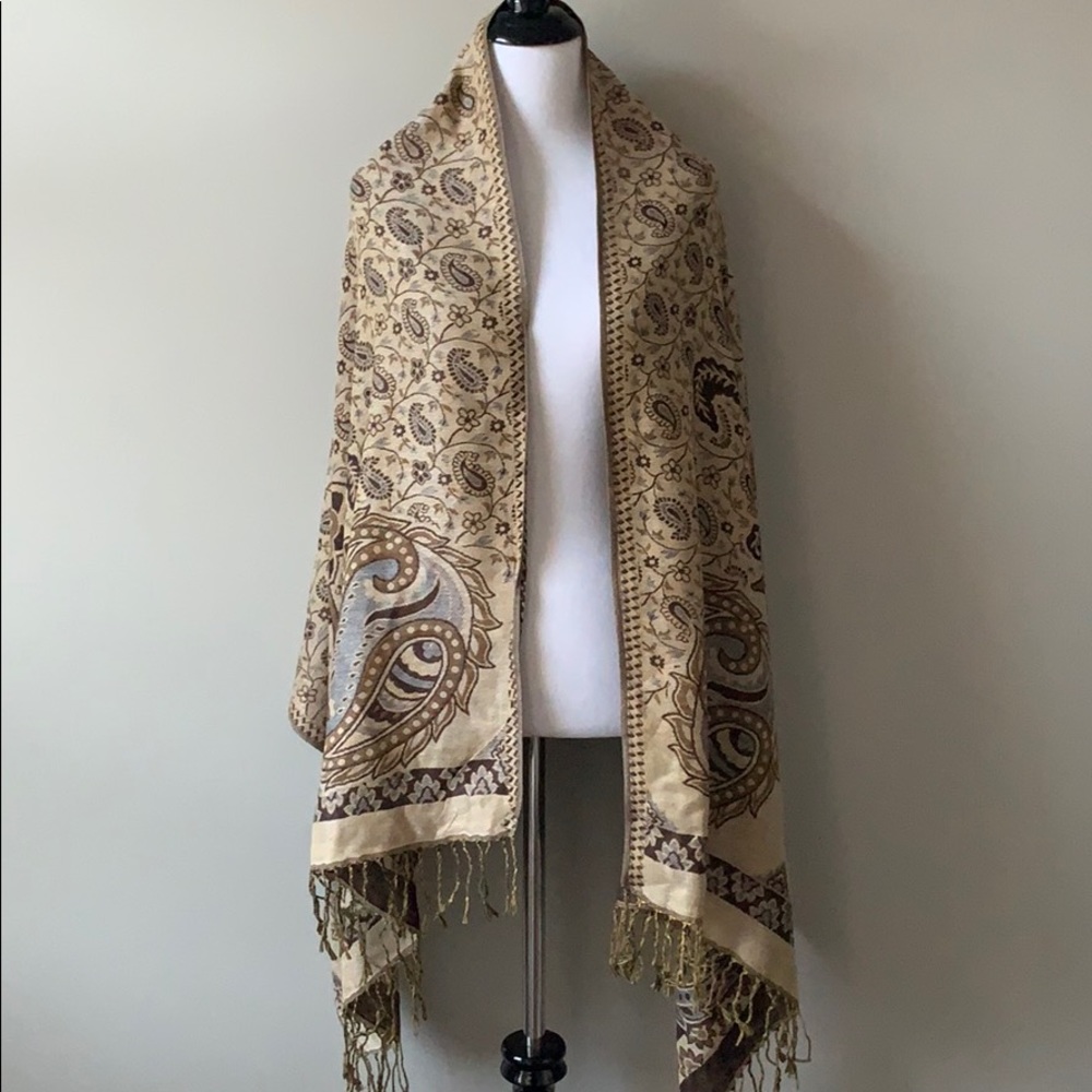 NWOT Large reversible printed shawl / scarf